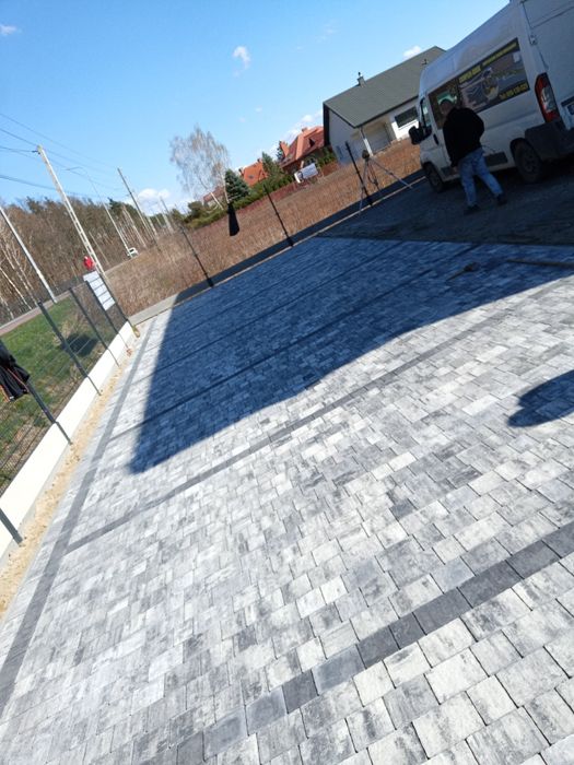 Układanie kostki brukowej Montaż ogrodzeń Minikoparka z wiertnica