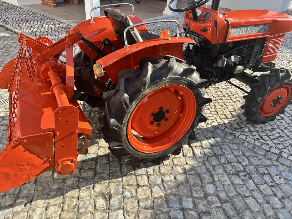 Trator Kubota L1500DT com fresa