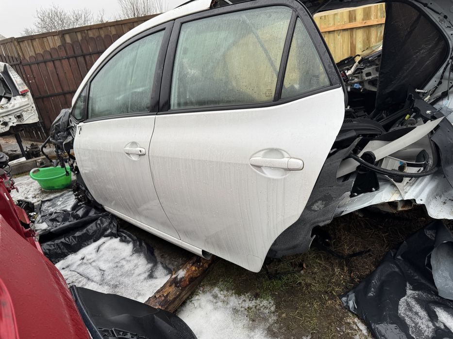 Drzwi toyota auris I biale ladne kod lakieru 040