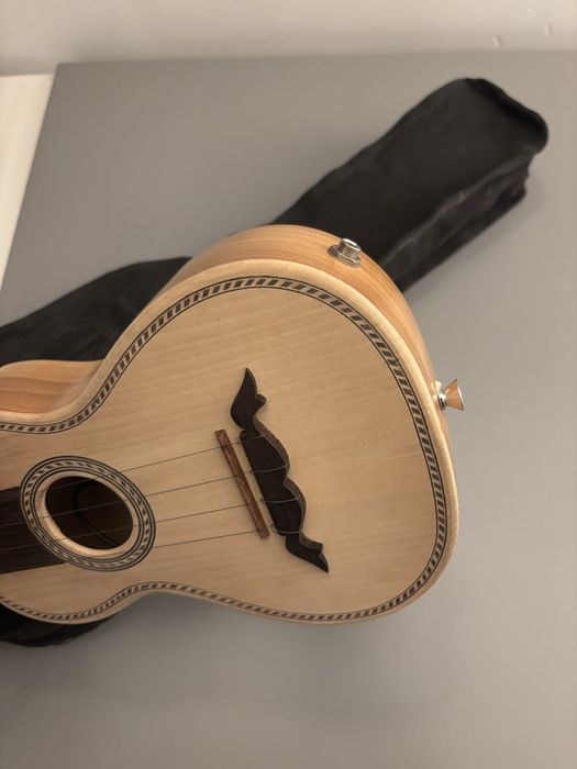 Cavaquinho com entrada para amplificador