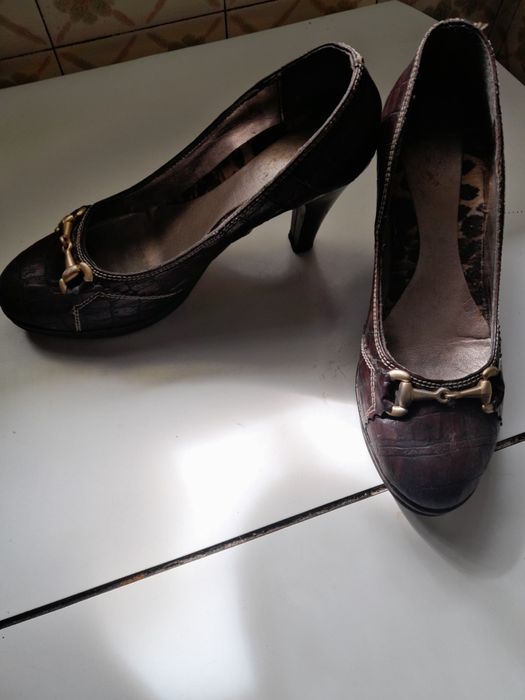 Sapatos número  38 cor castanhos
