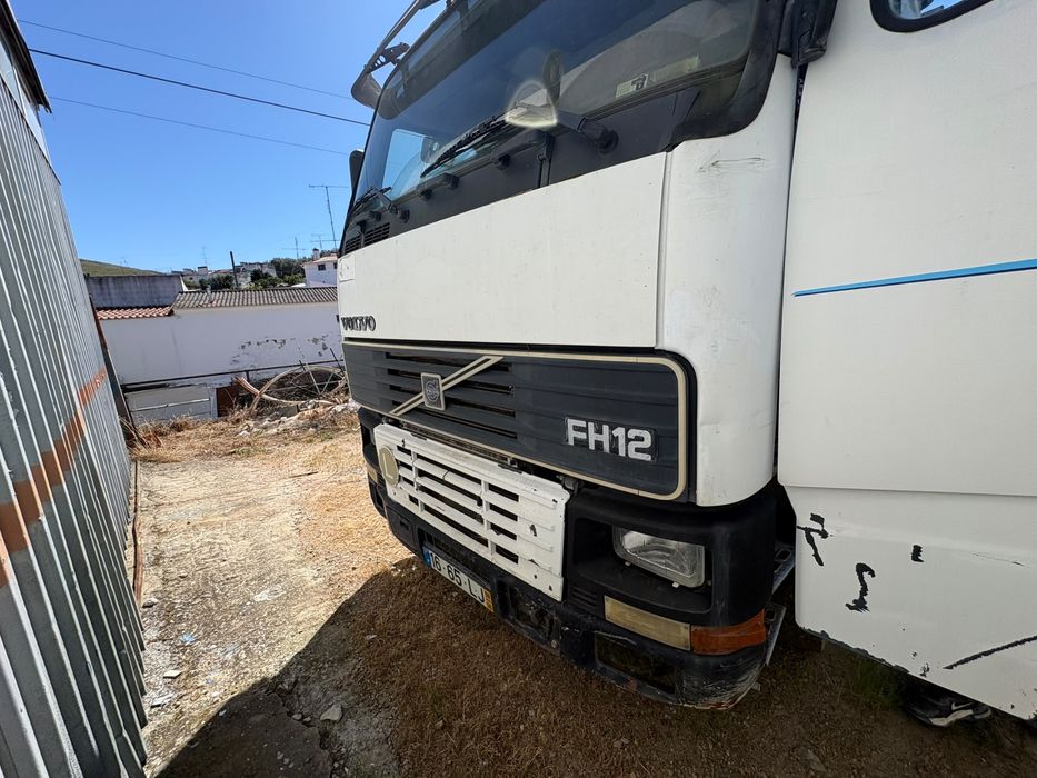 Camião volvo tribasculante com grua em bom estado