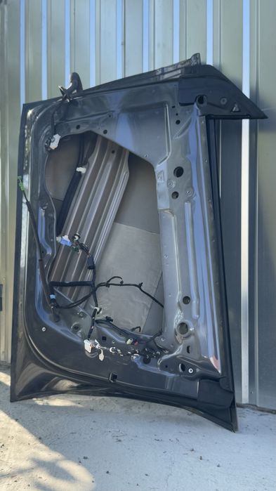 Tesla Y пасажирська права дверця