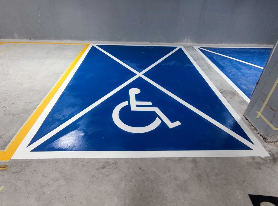 Oznakowanie poziome parkingów, hal, malowanie linii, pasów, odbojnice