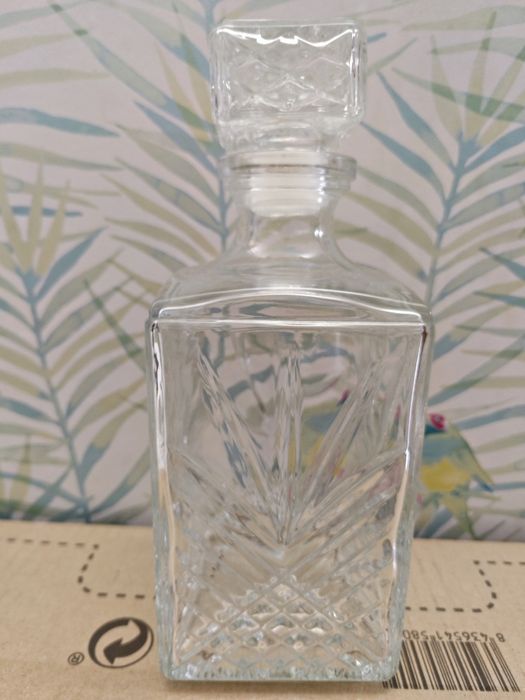 Conjunto whisky. Garrafa e 6 copos trabalhados