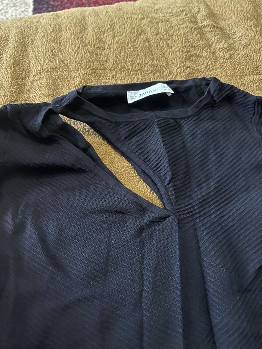 Кофта з вирізом на плечі