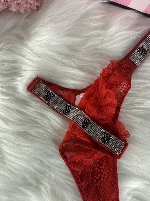 Czerwone koronkowe majtki stringi z kryształkami Victoria’s Secret S
