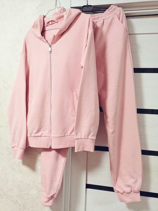 Костюм жіночий пудрового кольору 44-46 р