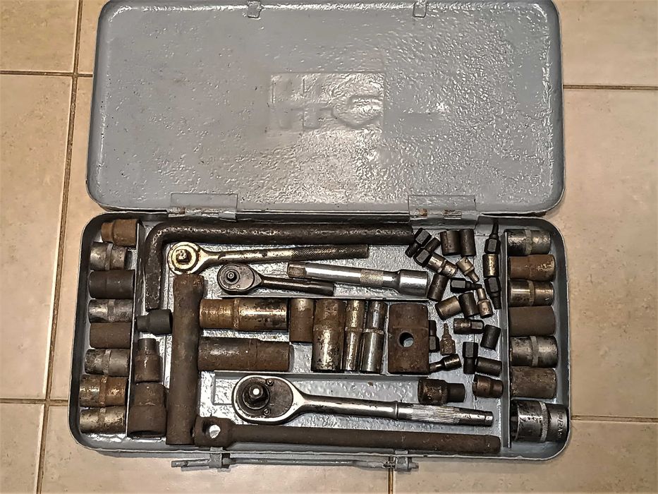 Набір інструмента в металевому ящику.