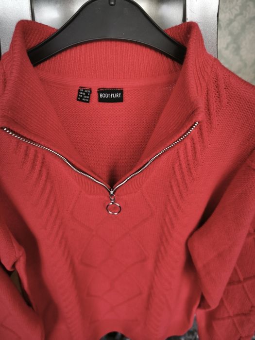 Nowa bluza damska ze stójką na krótki zamek.