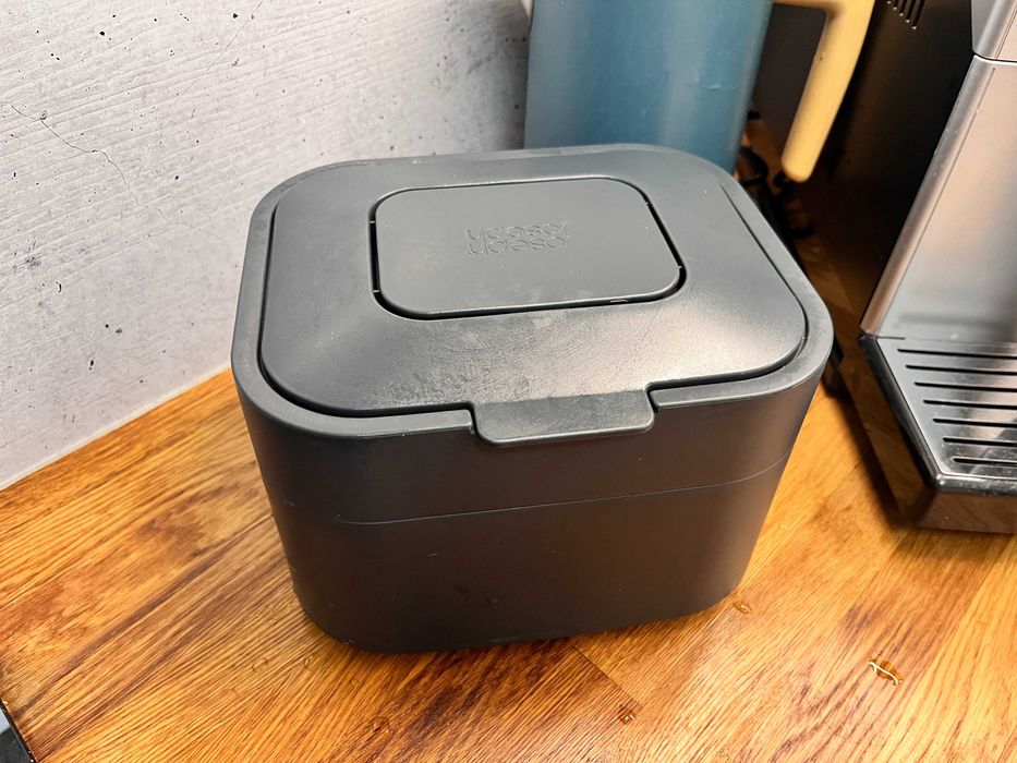 Ciemnoszary pojemnik na odpadki organiczne Joseph Joseph BIO 4 l