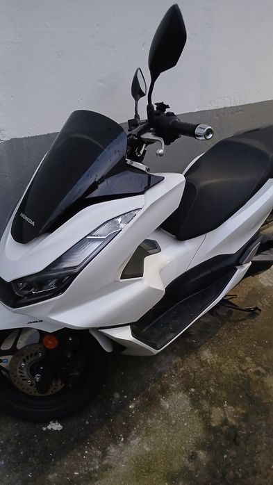 Pcx honda 2024 moto com 19000km rodados  vendo há vista.