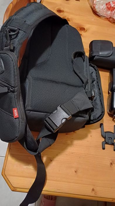 Canon  EOS 77D com vários acessórios