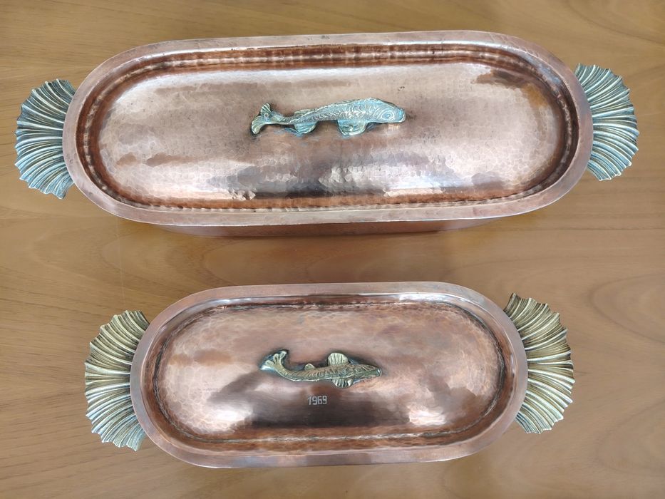 Peixeira grande e média antigas em cobre