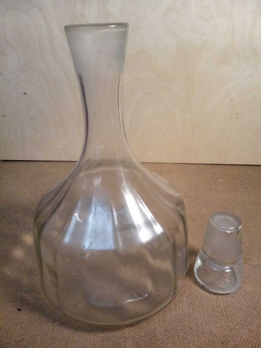Графин стеклянный 1,5 литра.
