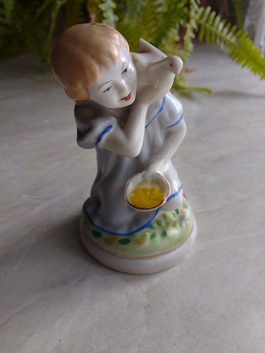 Статуетка фарфор дівчина з голубом