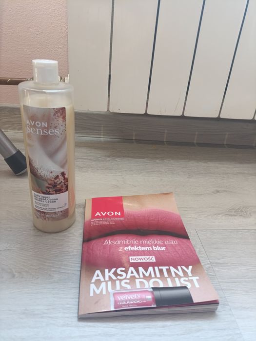 Kremowy żel pod prysznic indulgent whipped cocoa avon
