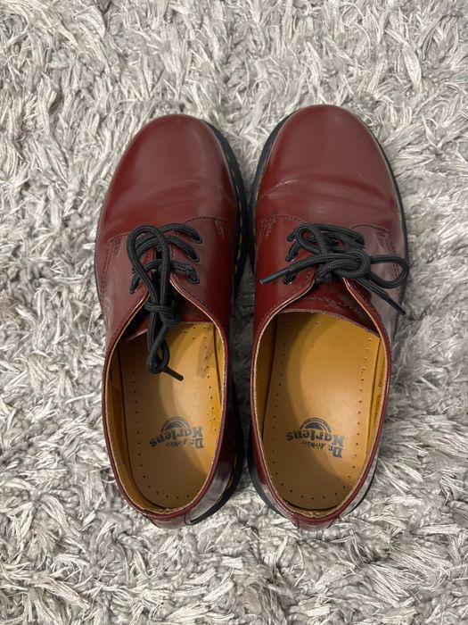 wiśniowe buty dr. martens doc’s 1461
