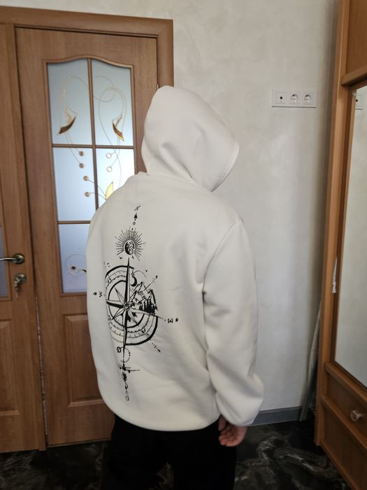 Белое худи с принтом