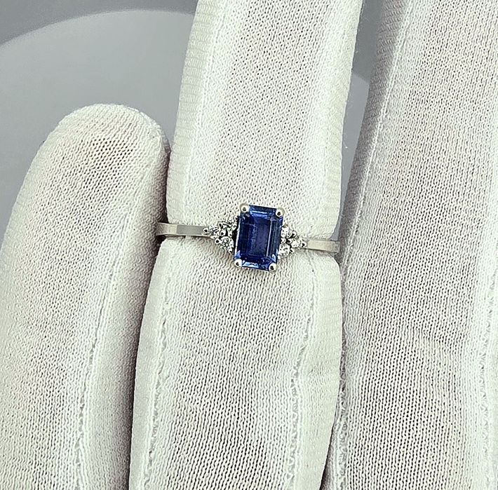 Кольцо с сапфиром и бриллиантами