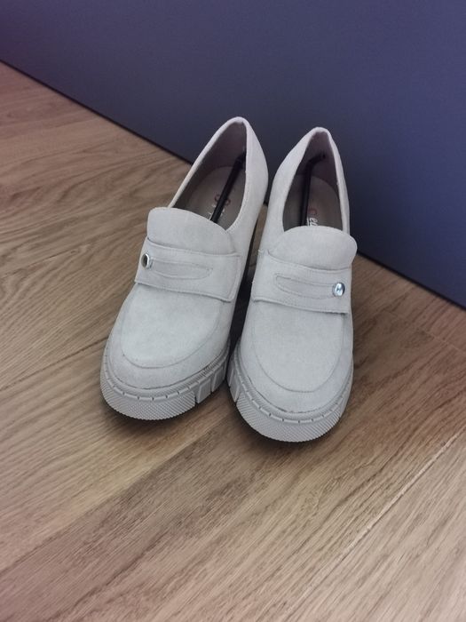 Nieużywane buty damski na obcasie