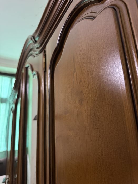 Mobiliário clássico em madeira maciça com mármore