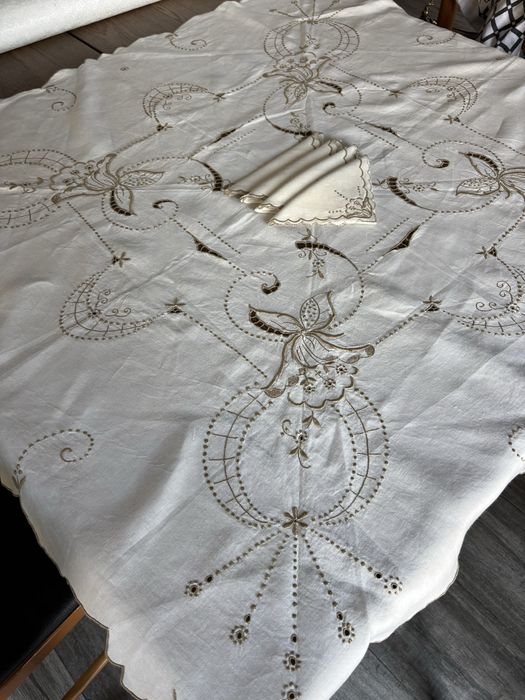 Toalha de mesa em linho bordada à mão com guardanapos