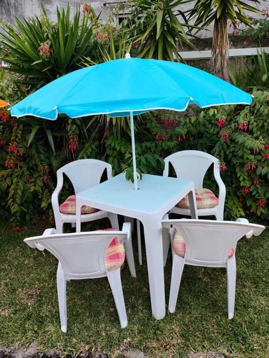 Dois conjuntos de mesa e quatro cadeiras