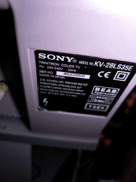 Televisão Sony 82 cm com móvel retro gaming