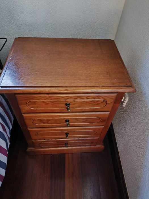 Mesinha de Cabeceira de Madeira