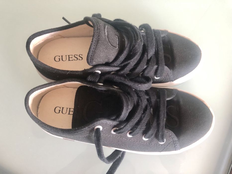 Sapatilhas pretas, Guess