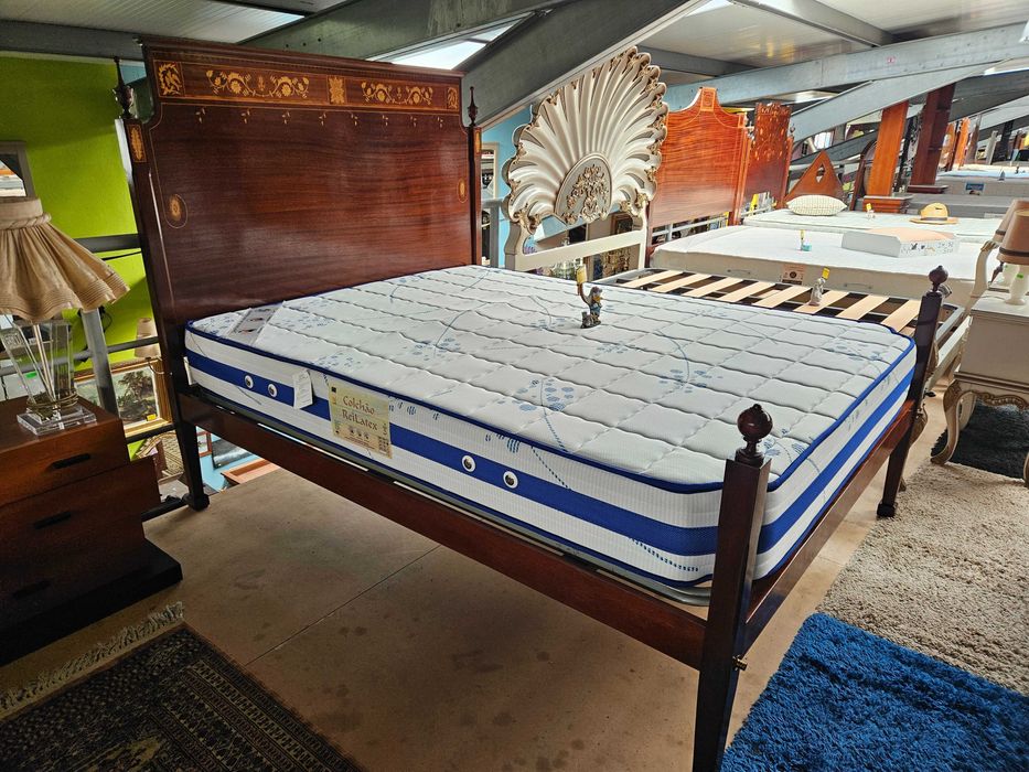 Magnifica cama estilo D. Maria com estrado e colchão - ó