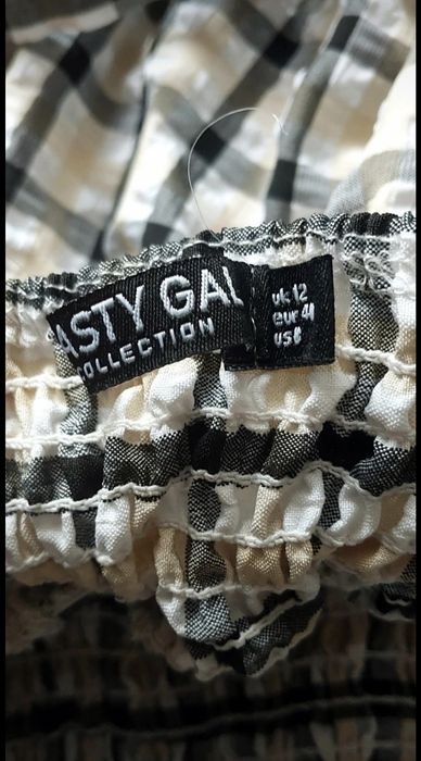 Sukienka odkryte plecy gumowany biust kratka Nasty Gal