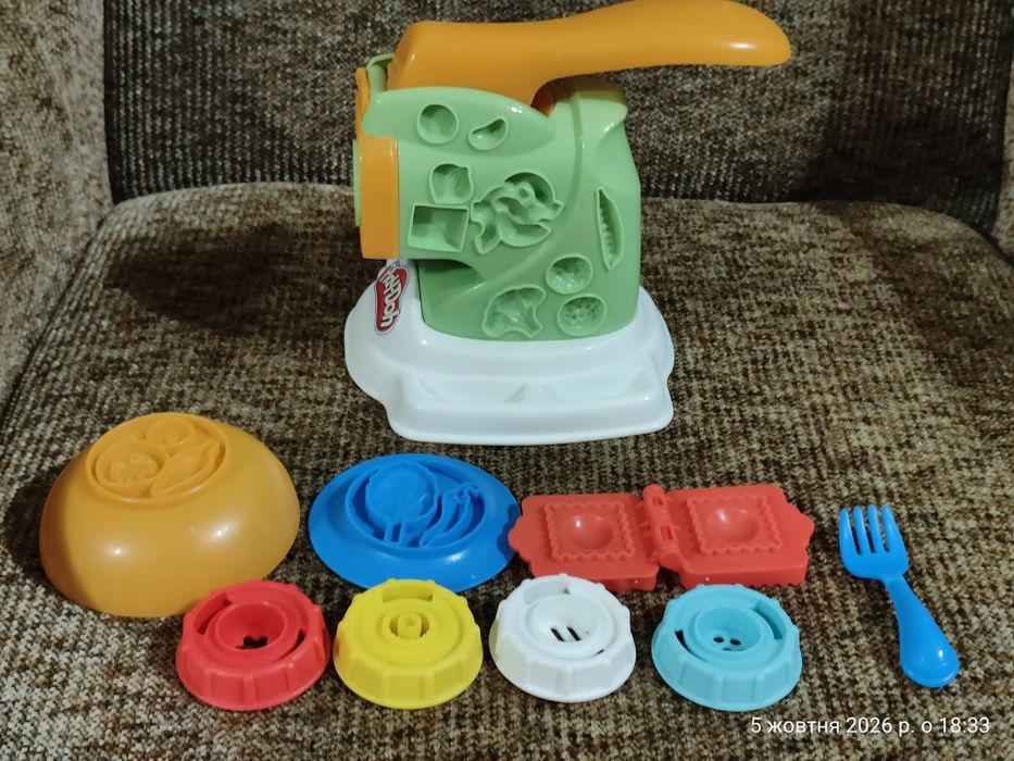 Ігровий набір для ліплення play-doh готуємо локшину, макаронна фабрика