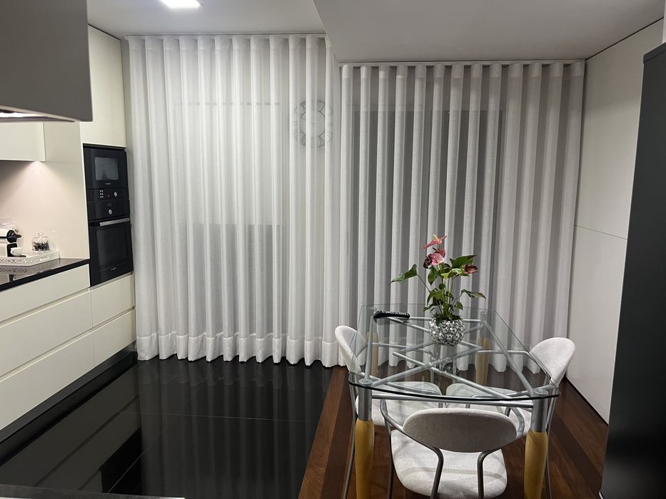 Vendo mesa vidro e 4 cadeiras