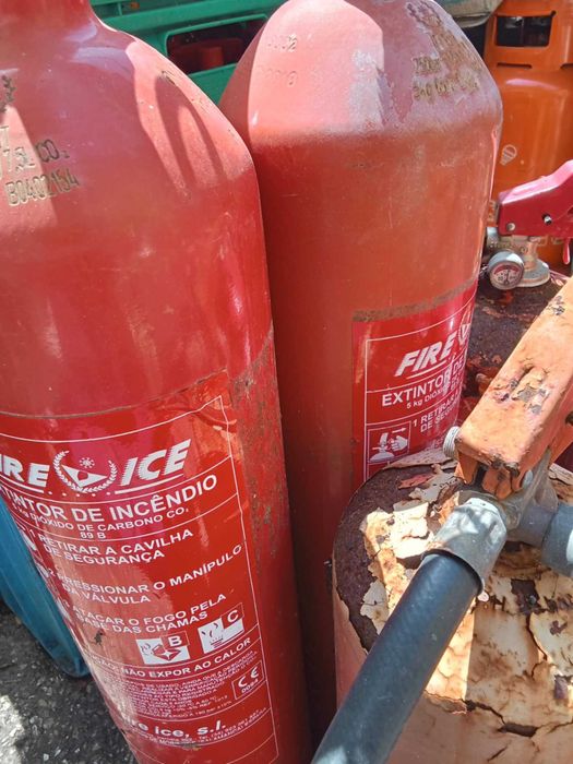 12 Extintores Vários Tamanhos