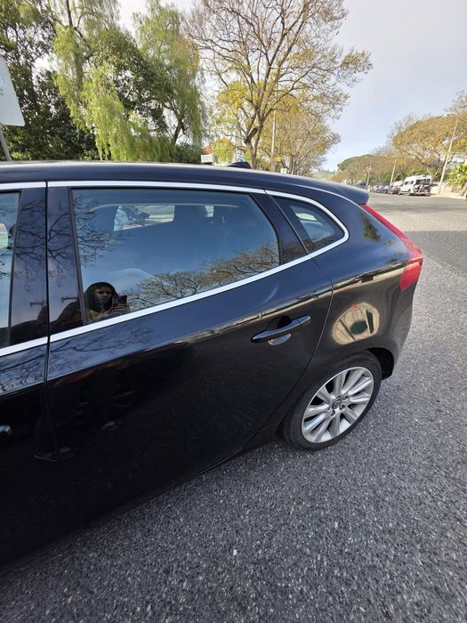 Volvo V40 D2 (2014) – Impecável | 125.000 km