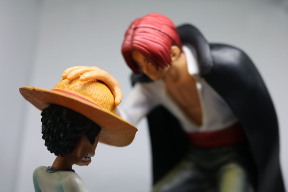 Figura Shanks e Chapéu De Palha Luffy