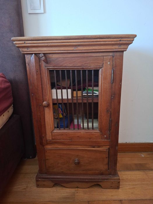 Mesa de cabeceira rústica