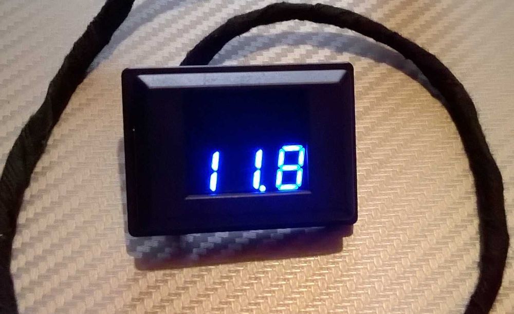 Woltomierz cyfrowy DIETZ do instalacji Car-Audio 12V