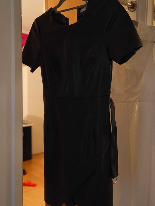 Vestido curto com efeito de pele.