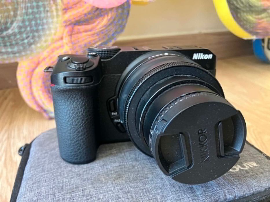 Camera fotográfica Nikon Z30 quase nova  + extras , tripé na caixa nunca usado, alça nova, carregador com 2 baterias e mala de transporte