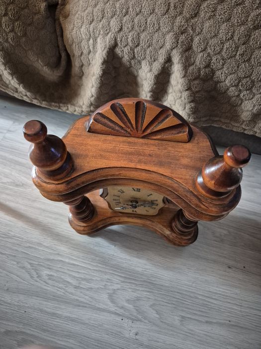 Drewniany zegar kominkowy / stołowy – styl retro, kwarc, sprawny