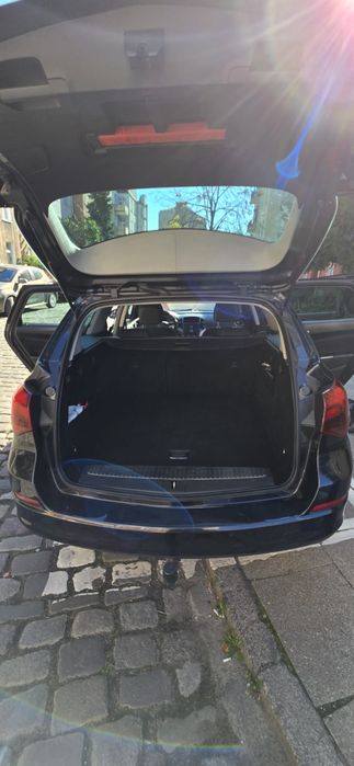 Czarny Opel Astra