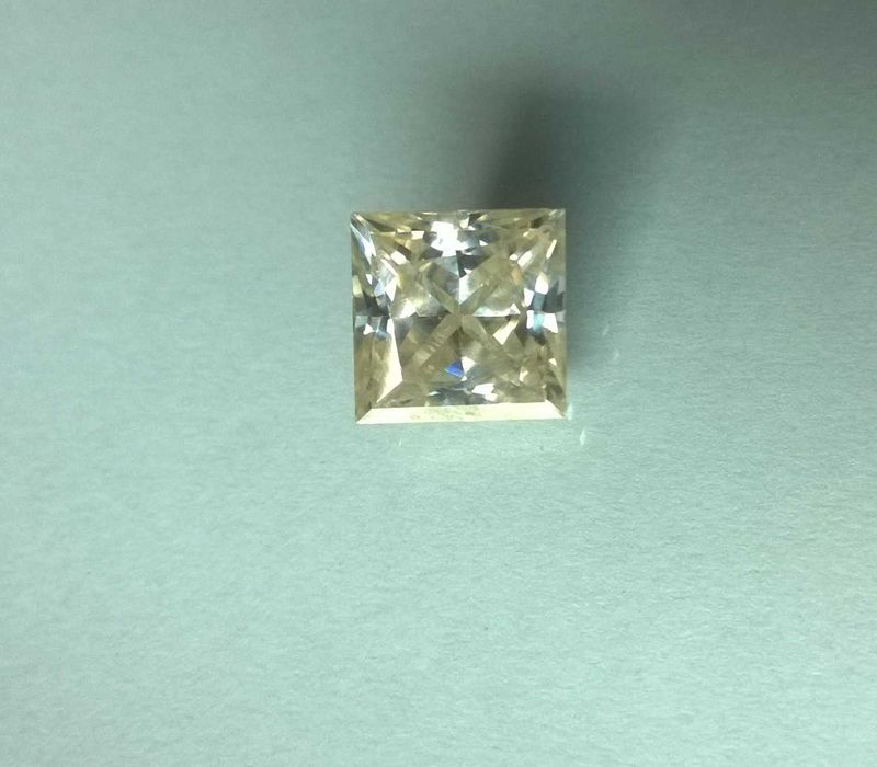 7.2 Ct  Moissanit  10.8 mm  kwadrat   J-K na pieścionek
