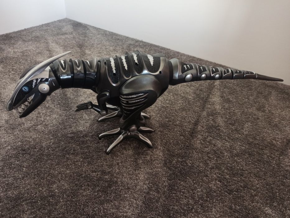 Skaczący obcy, dinozaur...