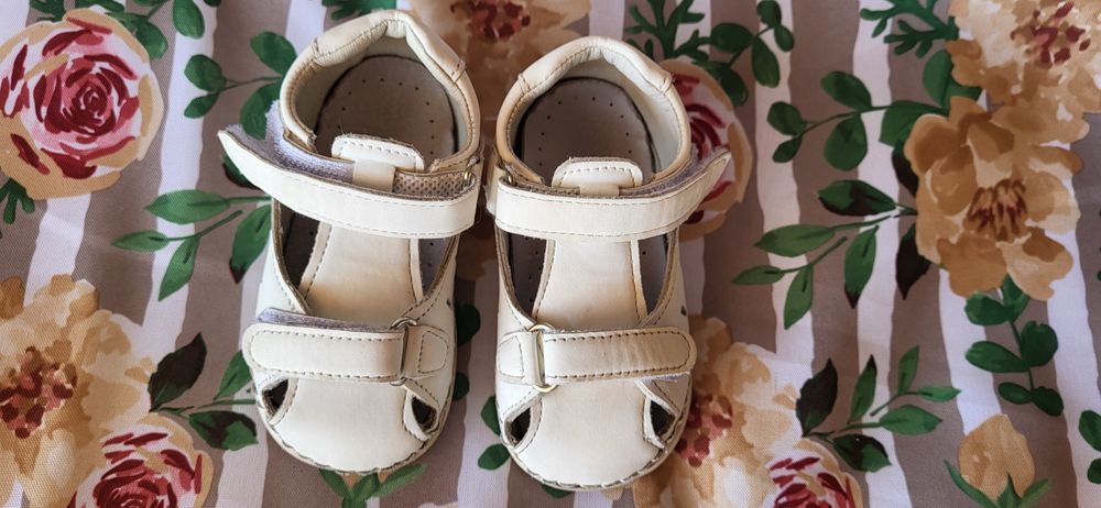 Босоніжки шкіряні на дівчинку 20 розмір білі