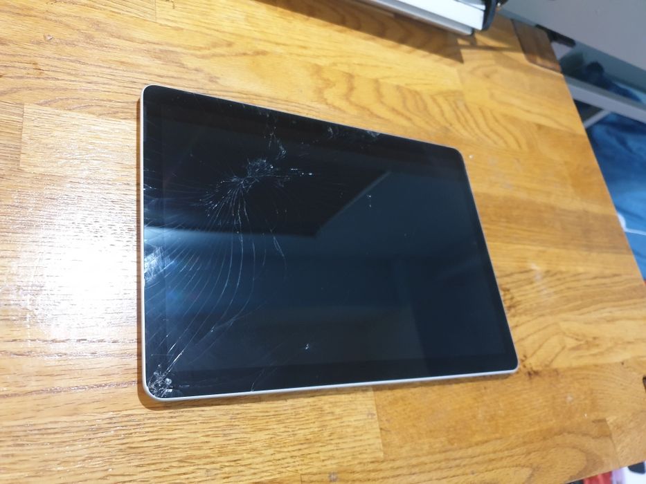 Microsoft Surface GO 2. 4425Y/ 8Gb/128Gb/10". Pęknięty.  Dotyk działa.