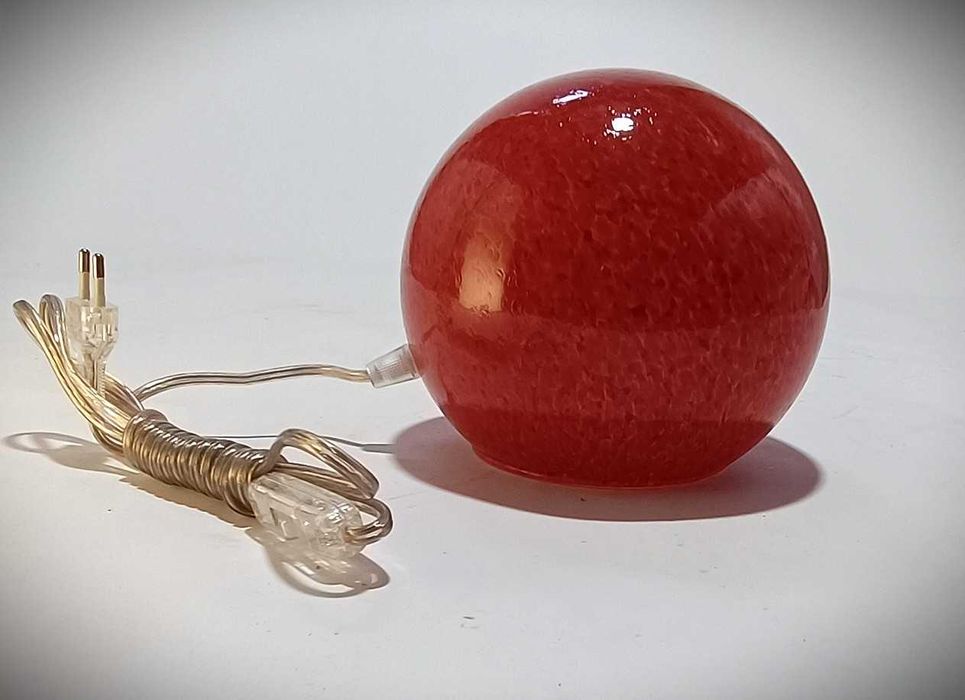 Candeeiro de mesa bola em vidro vermelho – Estilo retro/moderno