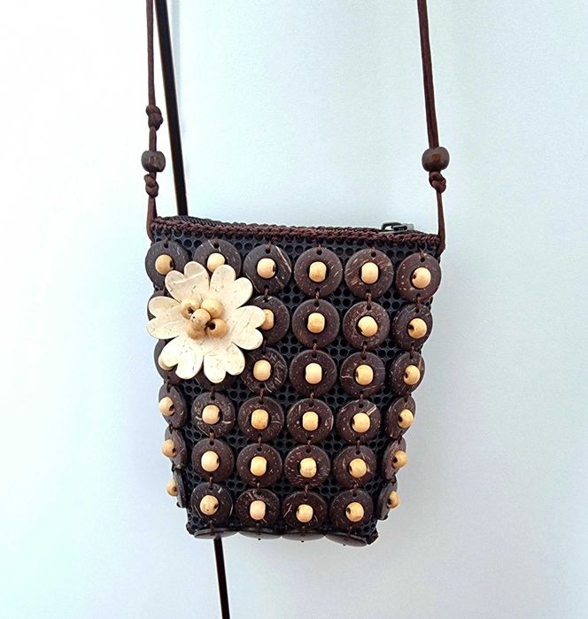 Mala pequena castanha com detalhes e uma flor